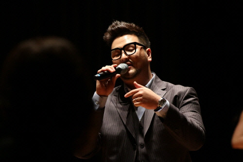 이날 행사에 초대가수로 초청된 가수 김태우의 공연